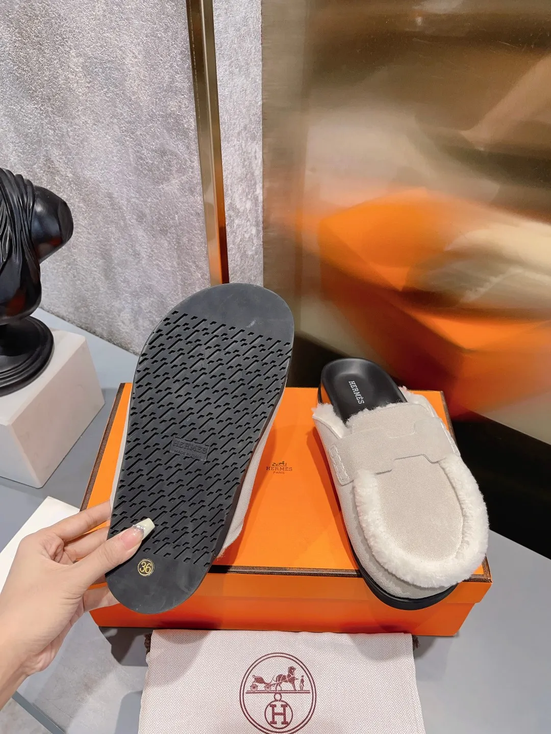 [H Family Hermès] P: 520💰 Size: Male 39-44 (45 customized) Female 35-40 (41 customized) HERMES Hermès top luxury version HERMES Hermès cute half-drag.  Jindian’s family language design! It looks good no matter how you match it! Casual and high-end feeling. The comfort is also great. Paired with various colorful socks, it gives a trendy and high-end feeling. The top version of real wool is high quality. ●Upper: imported cow suede. ●Inner: imported sheepskin. ●Foot pads: imported mixed sheepskin.